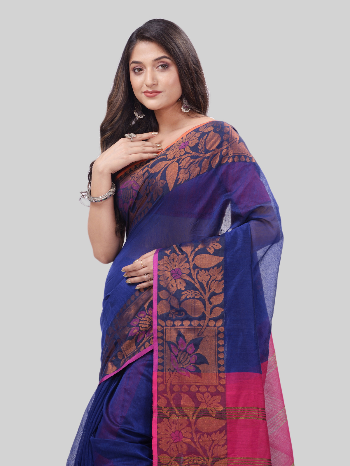 DESH BIDESH Women`s Tant Cotton Silk Handloom Cotton Saree Pushpomala With Blouse Piece(Blue Pink)